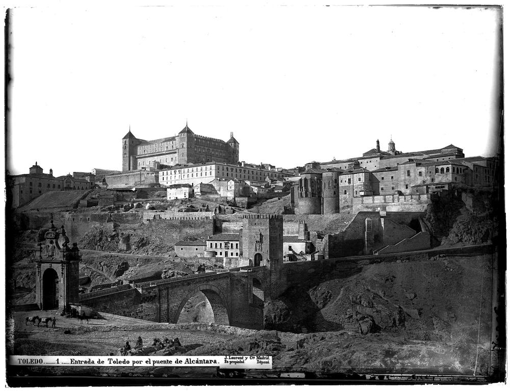 J. Laurent y C&iacute;a. Entrada de Toledo por el Puente de Alc&aacute;ntara. 1860-1866. Fototeca IPCE (VN3034).
